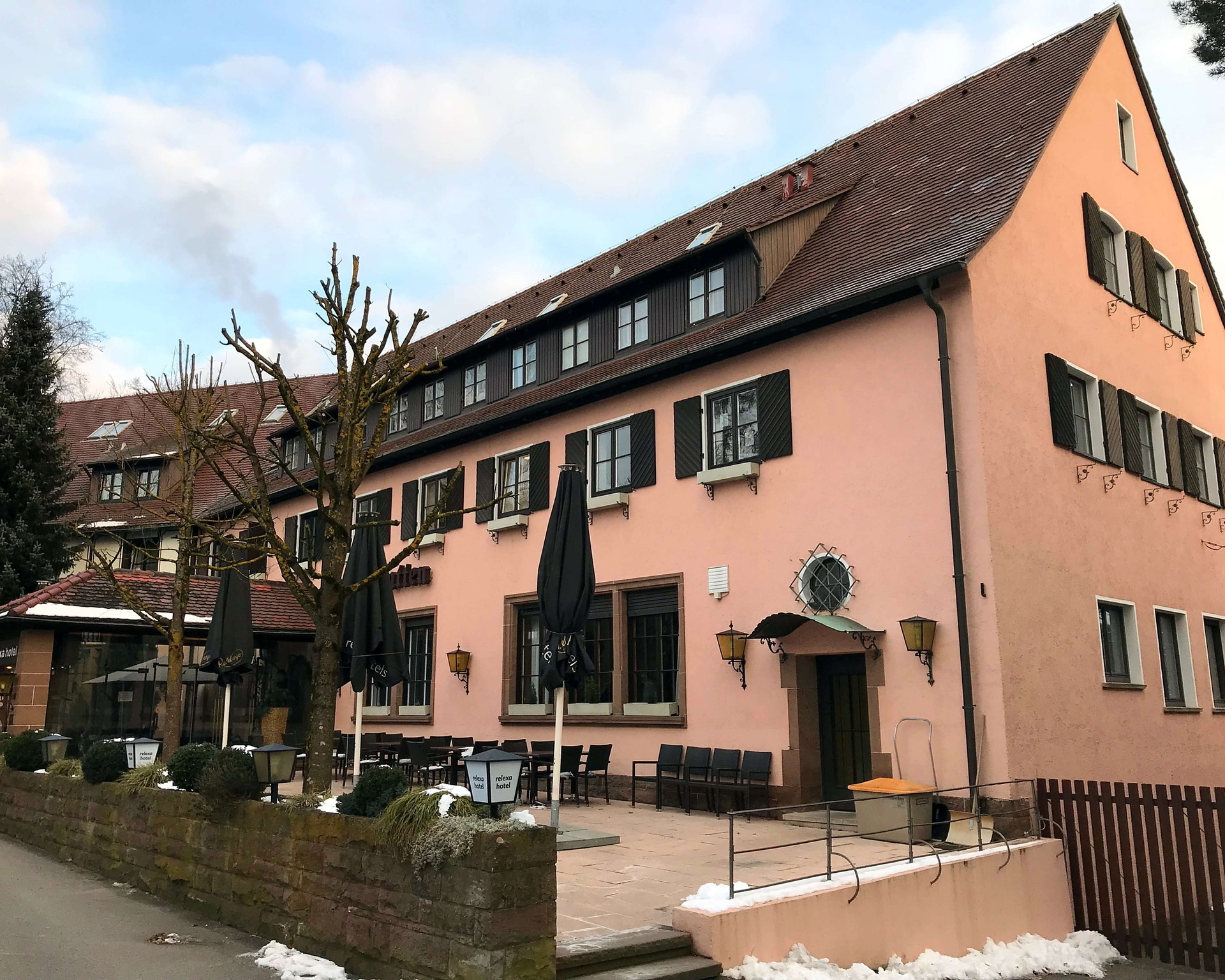 Das relexa Waldhotel Schatten von Außen